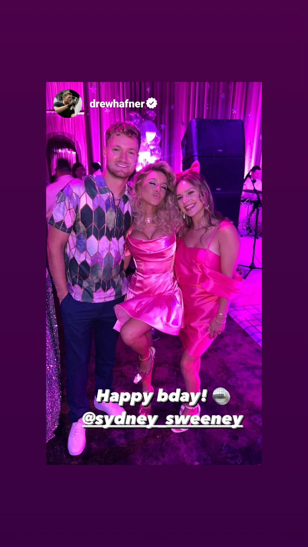 Sydney Sweeney comemora aniversário com tema festa de formatura — Foto: Instagram