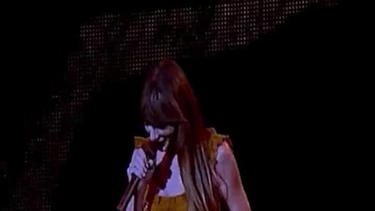 Vídeo: Taylor Swift engasga e engole inseto durante show