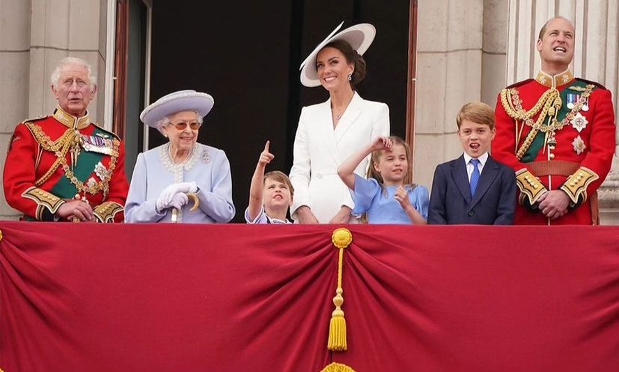 Kate Middleton e Príncipe William homenageiam Rainha Elizabeth um ano após sua morte