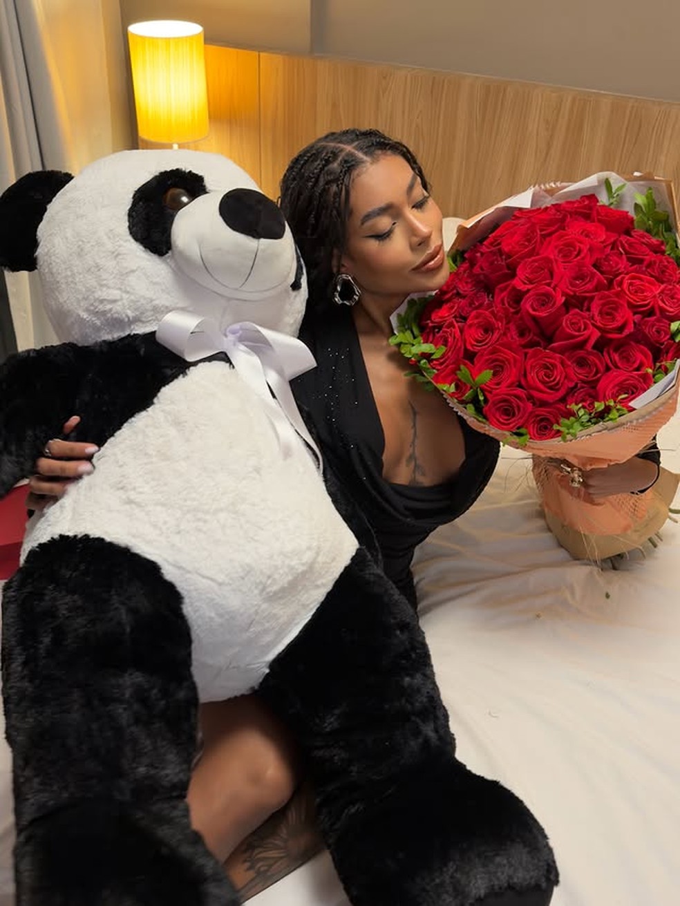 Irmã de Gracyanne Barbosa ganha urso de pelúcia gigante e buquê de flores do namorado — Foto: Reprodução/Instagram