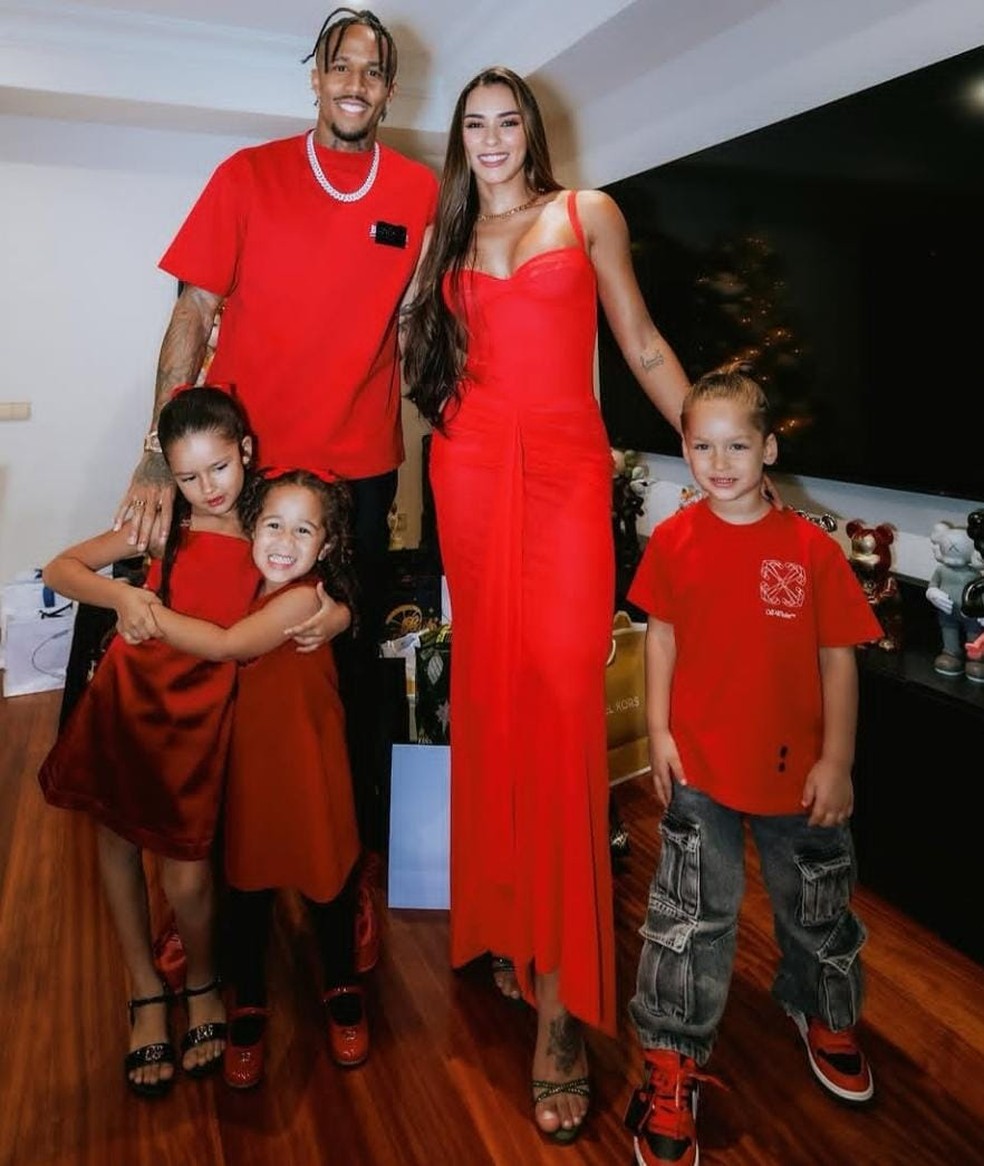 Tainá Castro com os filhos, enteada e marido — Foto: Reprodução/Instagram
