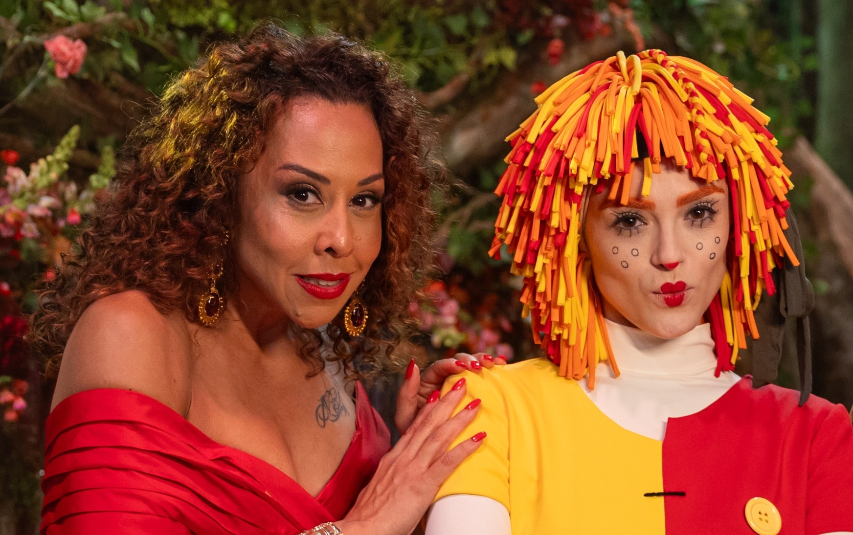 Isabelle Drummond volta a ser Emília ao lado de Evelyn Castro como Cuca