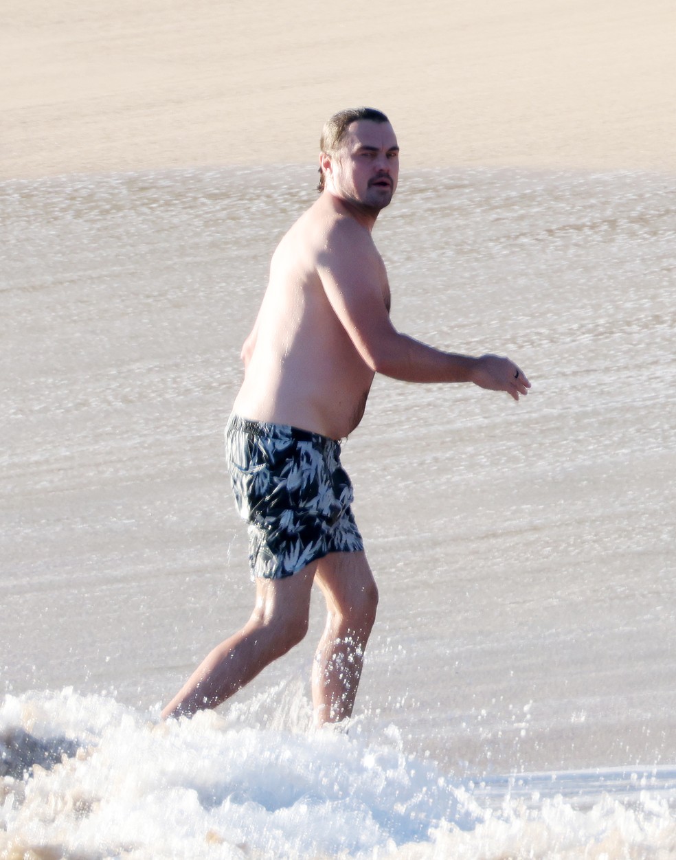 Leonardo DiCaprio com namorada na praia — Foto: The Grosby Group