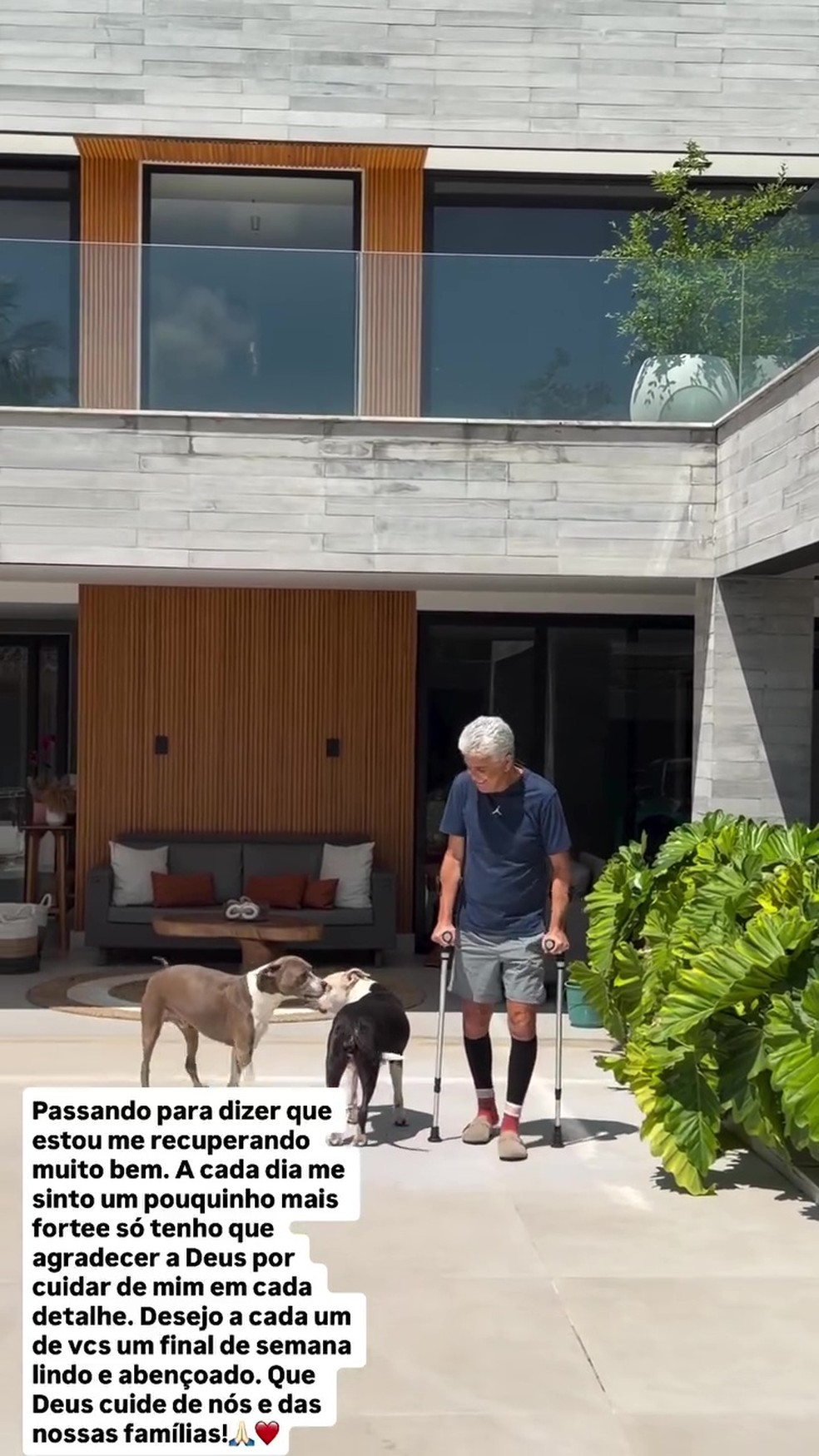 Ex-jogador da Seleção Bebeto aparece de muletas e fala de recuperação — Foto: Reprodução/Instagram