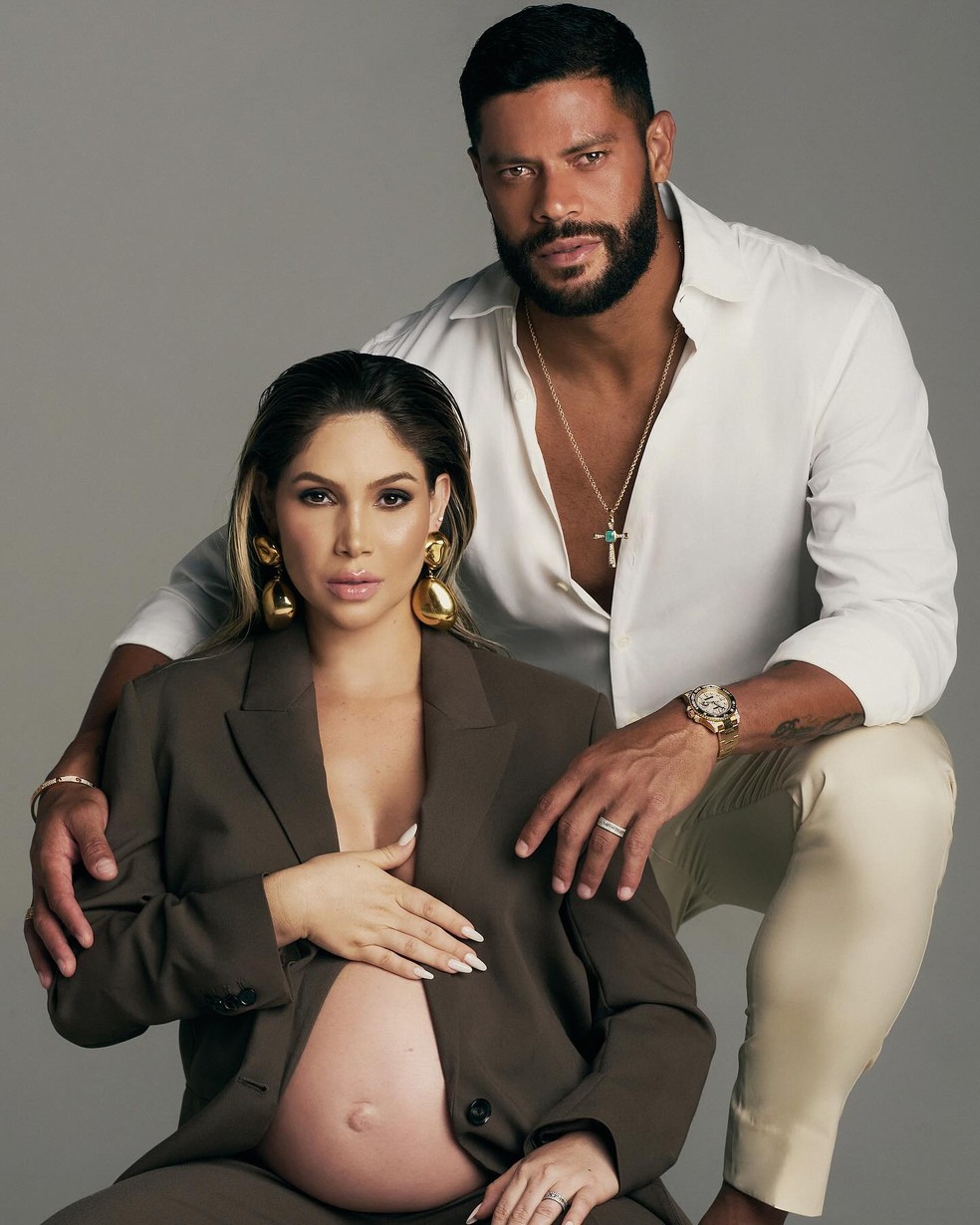 Grávida, Camila Ângelo arrasa em ensaio com Hulk e a filha mais velha