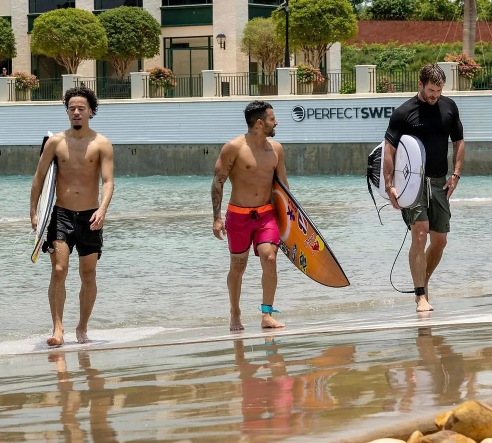 L7nnon, Ítalo Ferreira e Chris Hemsworth em surfe em São Paulo — Foto: Reprodução/@boavistavillage