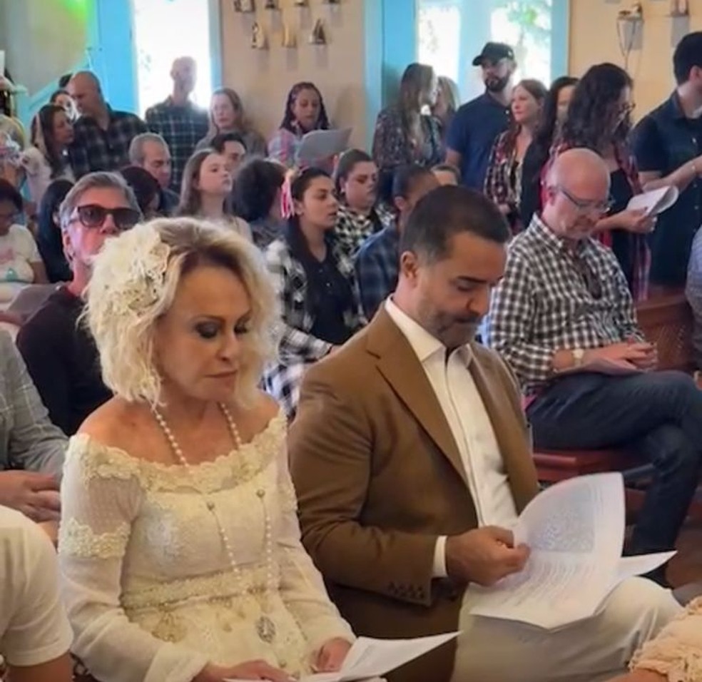 Ana Maria Braga e o marido, Fábio Arruda receberam uma bênção matrimonial na capela de sua fazenda, no interior de São Paulo — Foto: Reprodução/Instagram