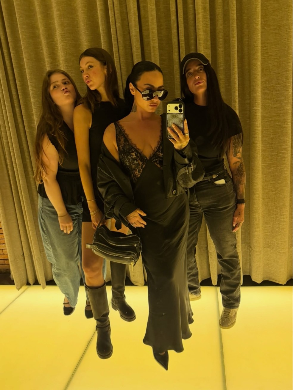 Demi Lovato abre álbum de fotos no Brasil — Foto: Reprodução/Instagram
