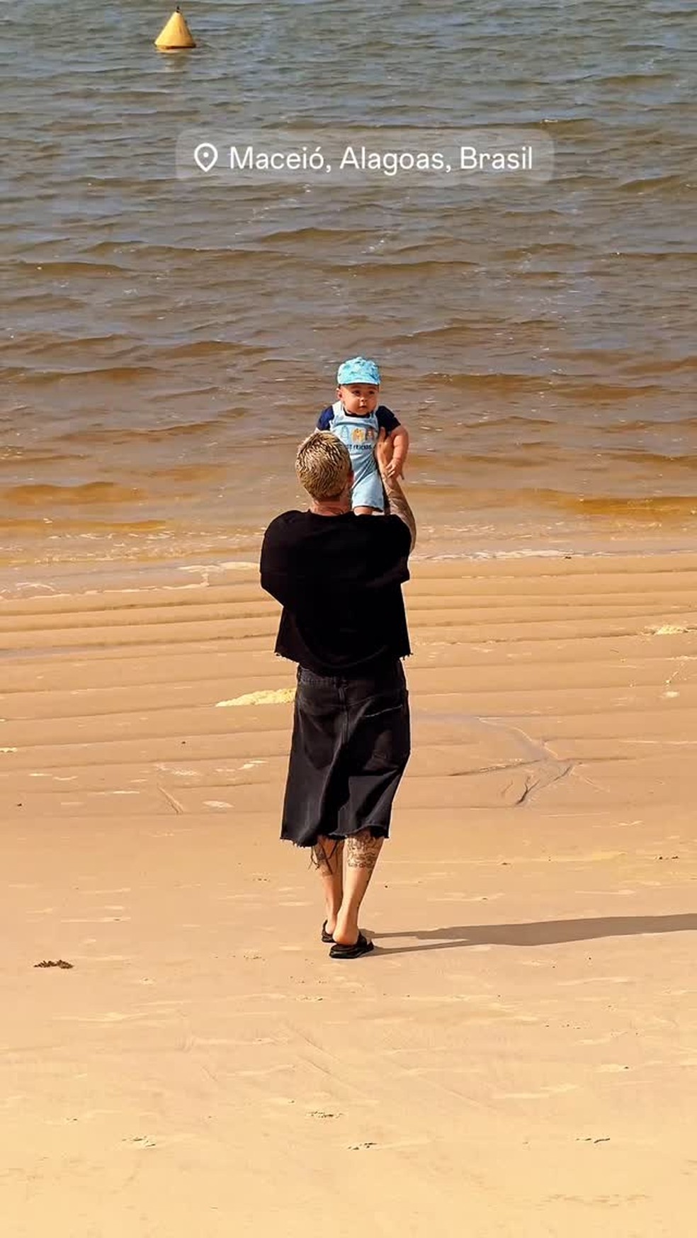 MC Daniel leva o filho para conhecer a praia pela primeira vez — Foto: Reprodução
