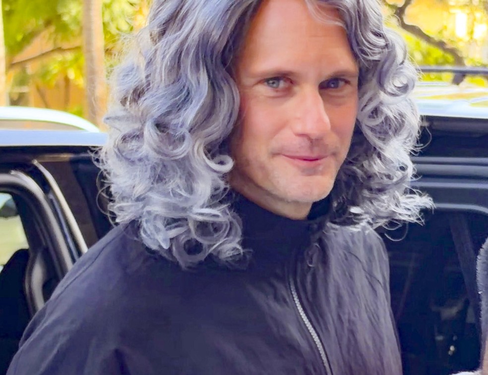 Alexander Skarsgård, de 'True Blood' e 'Tarzan', surpreende ao surgir de peruca prateada em evento nos EUA — Foto: The Grosby Group