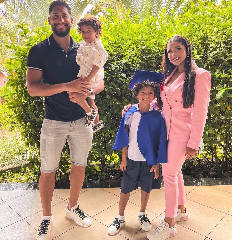 Suianne e Pablo Castro com os filhos, Kaique e Dom — Foto: Reprodução / Instagram