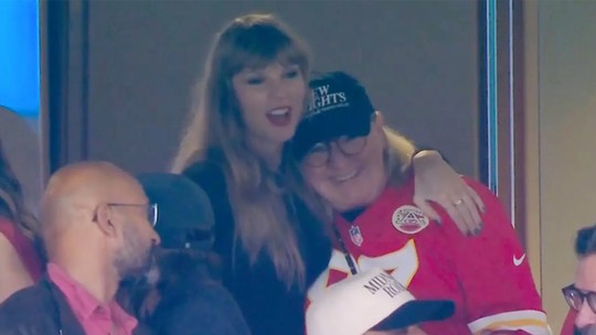 Taylor Swift assiste jogo de Travis Kelce abraçada com a sogra, em NY