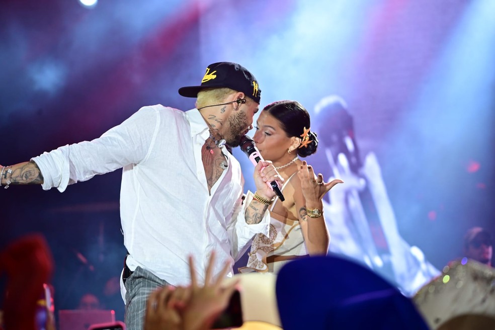 Ana Castela sobe ao palco e canta com Zé Felipe após término — Foto: Leo Franco / AgNews