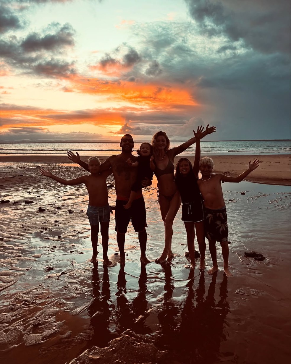 Pedro Scooby curte dia de praia com Cintia Dicker e os filhos na Bahia — Foto: Reprodução/Instagram