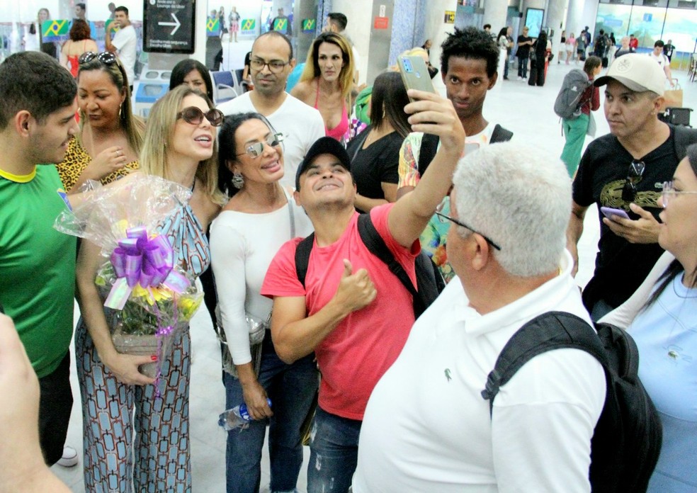 É o Tchan é recepcionado por fãs em aeroporto do Rio de Janeiro — Foto: Gabriel Rangel/AgNews