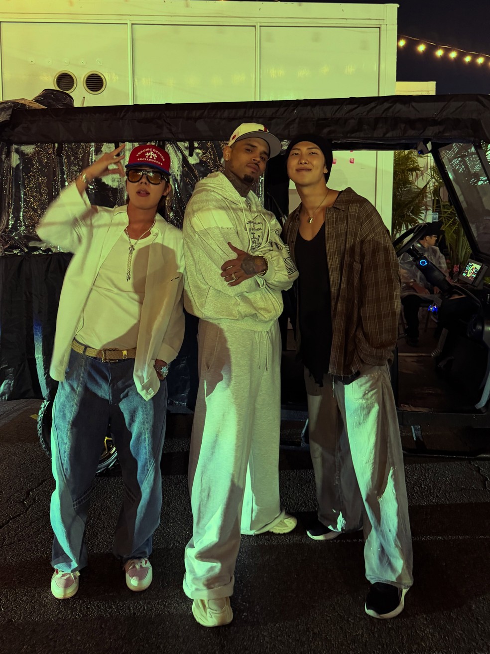 J-Hope e RM, do BTS, com Chris Brown — Foto: Reprodução/Instagram