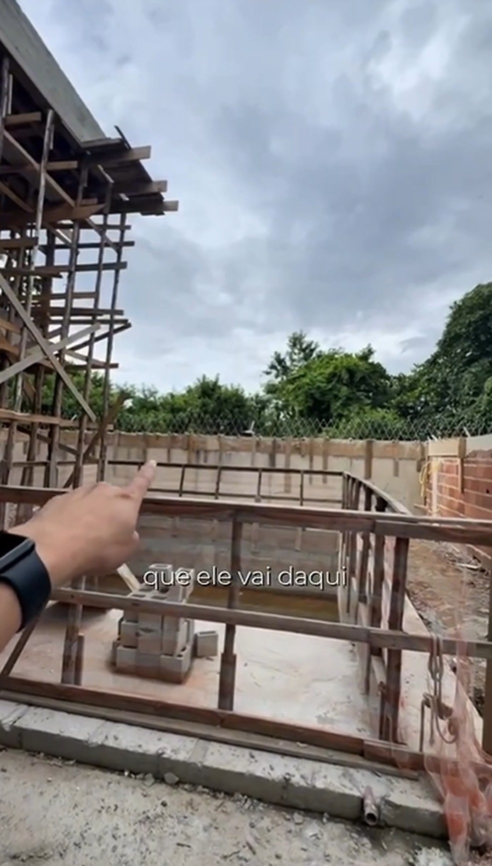 Piscina da mansão terá uma grande painel de LED em volta  — Foto: Reprodução/Instagram