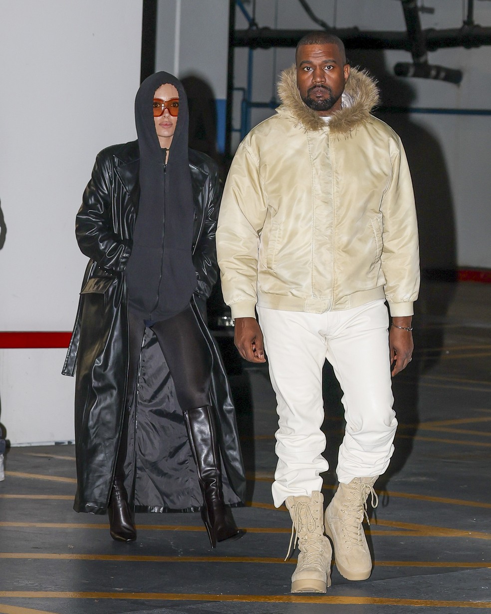 Bianca Censori desafia calorão de 38°C com look inusitado em passeio com Kanye West; confira! — Foto: The Grosby Group