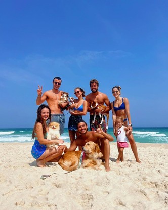 Larissa Manoela e o noivo curtiram praia com amigos