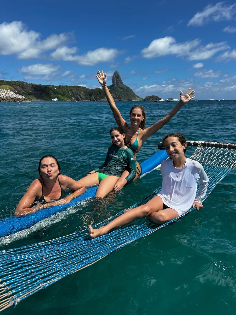 Deborah Secco abre álbum em Noronha passeio de barco com a filha — Foto: Reprodução/Instagram