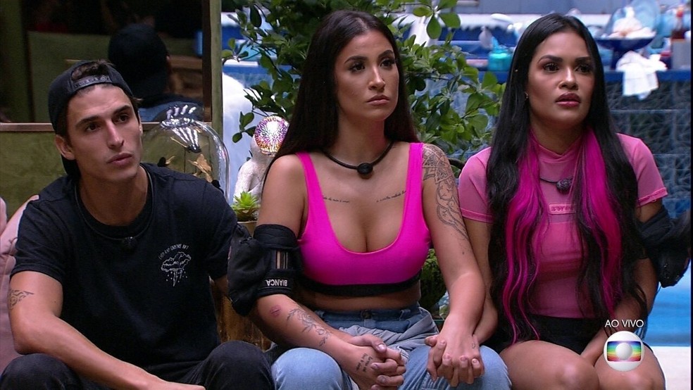 Bianca Andrade (centro) usou rosa em paredão que a eliminou no BBB 20 — Foto: TV Globo/Reprodução