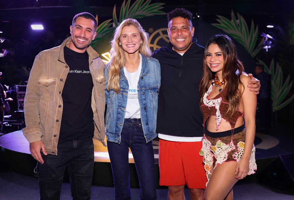 Grávida, Lexa faz show de barriga de fora, e ganha beijos e carinhos de ...