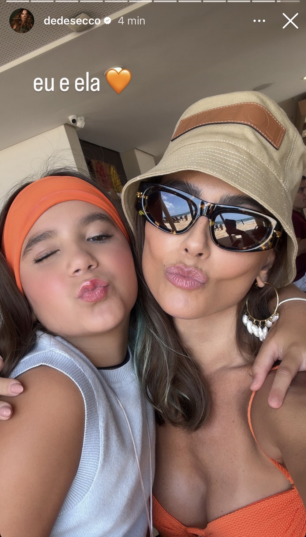 Deborah Secco elege biquíni laranja neon para dia de sol no Ceará