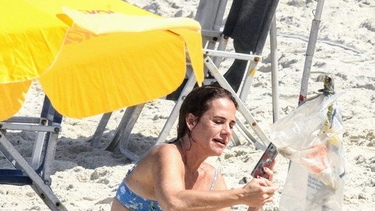 Andréa Veiga, a 1ª paquita, aproveita dia de praia no Rio