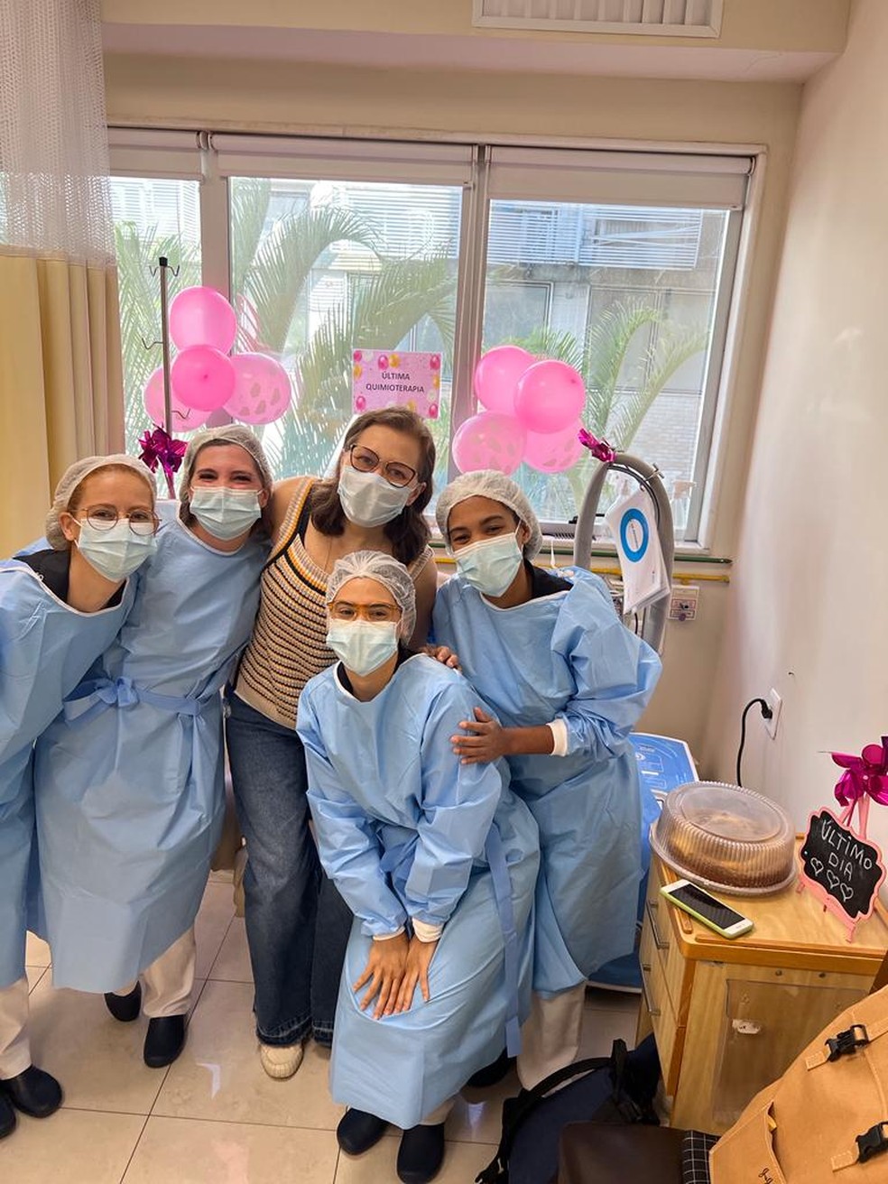 Eva de Mello no dia da última quimioterapia — Foto: Arquivo pessoal
