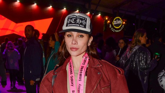 Flavia Pavanelli posa sem maquiagem ao lado do namorado no Lollapalooza 