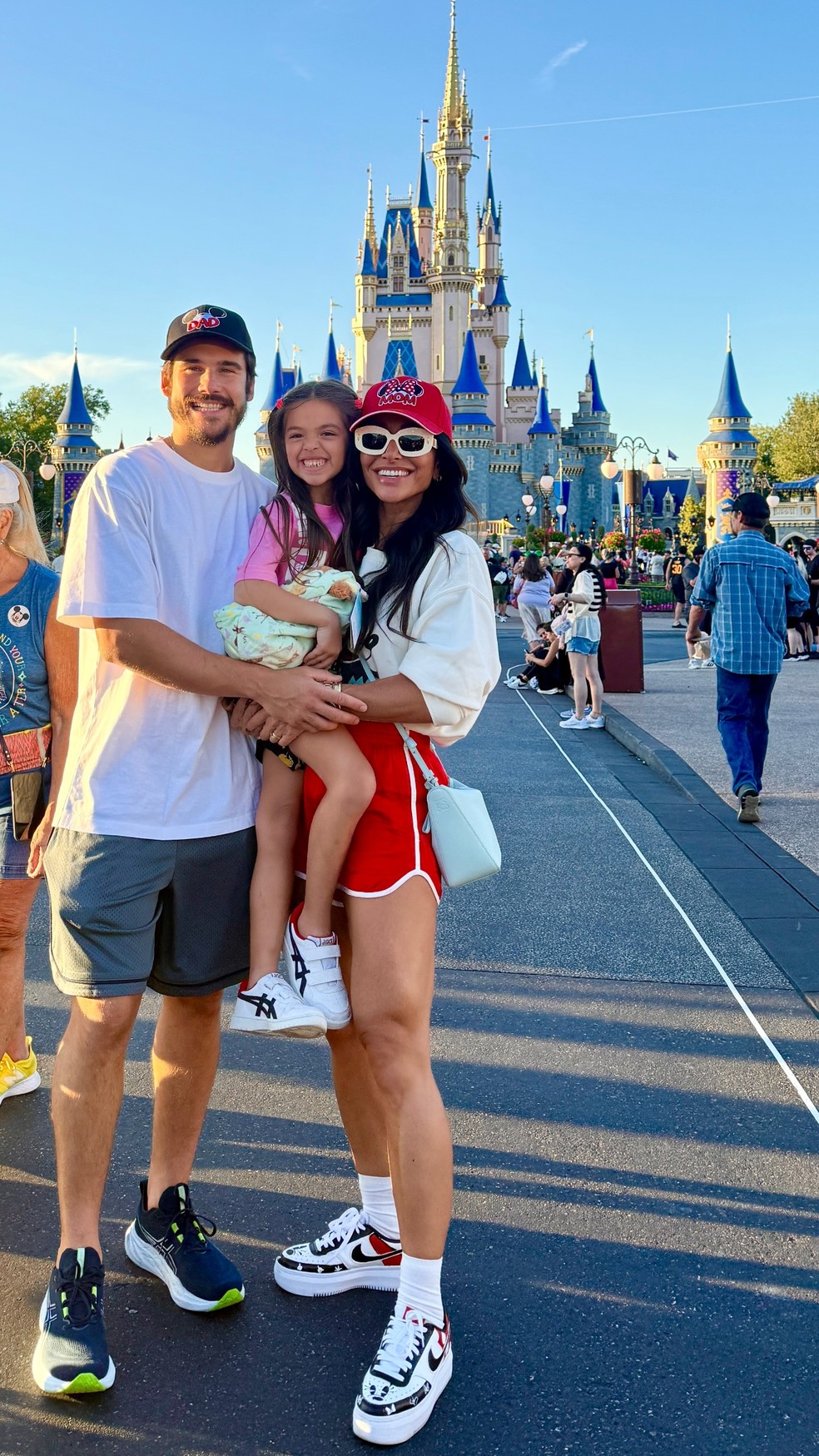 Sabrina Sato e Nicolas Prattes curtem Disney com Zoe — Foto: Reprodução/Instagram