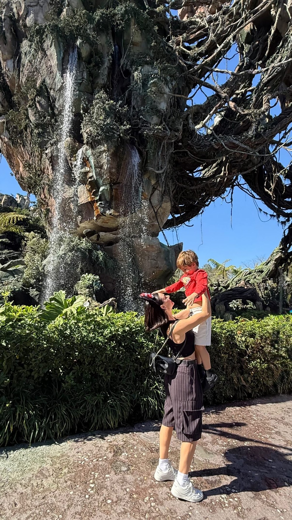 Isis Valverde abre álbum de viagem pela Disney com filho, enteados e ...