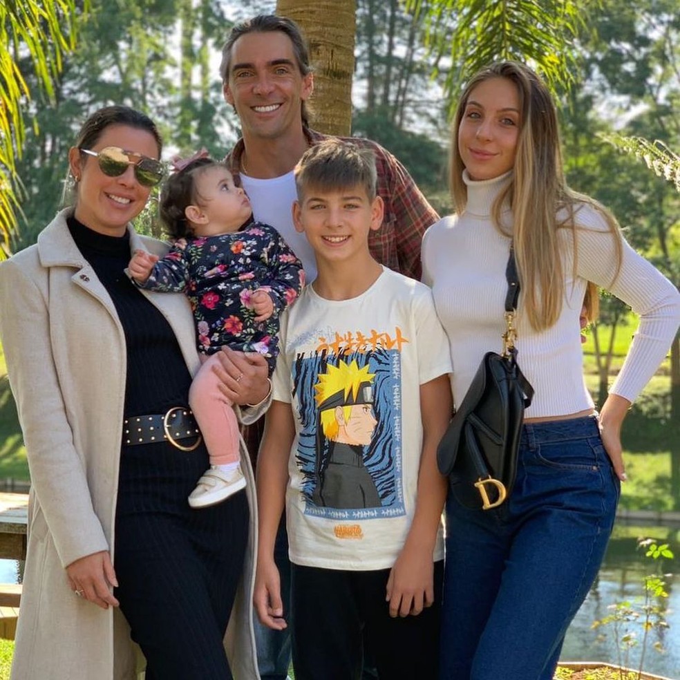 Giba com a atual mulher, Maria Luiza, a filha deles, Brianna, e Patrick e Nicoll — Foto: Reprodução/Instagram
