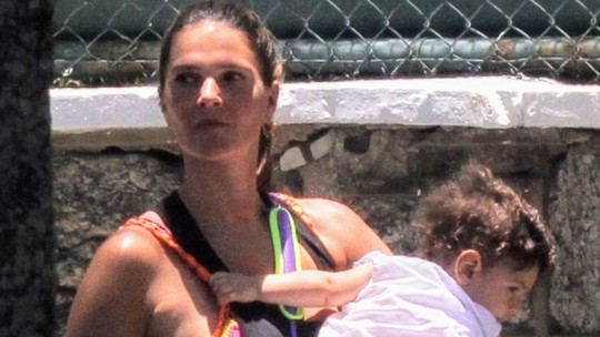 Daniella Sarahyba passeia com os filhos em Ipanema, no Rio