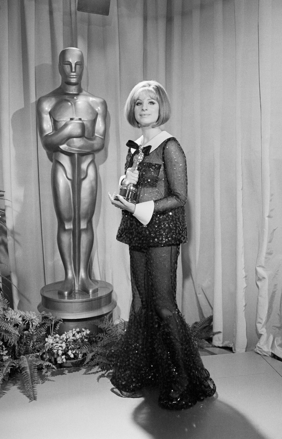 Barbra Streisand no Oscar de 1969, usando Arnold Scaasi — Foto: Getty Images