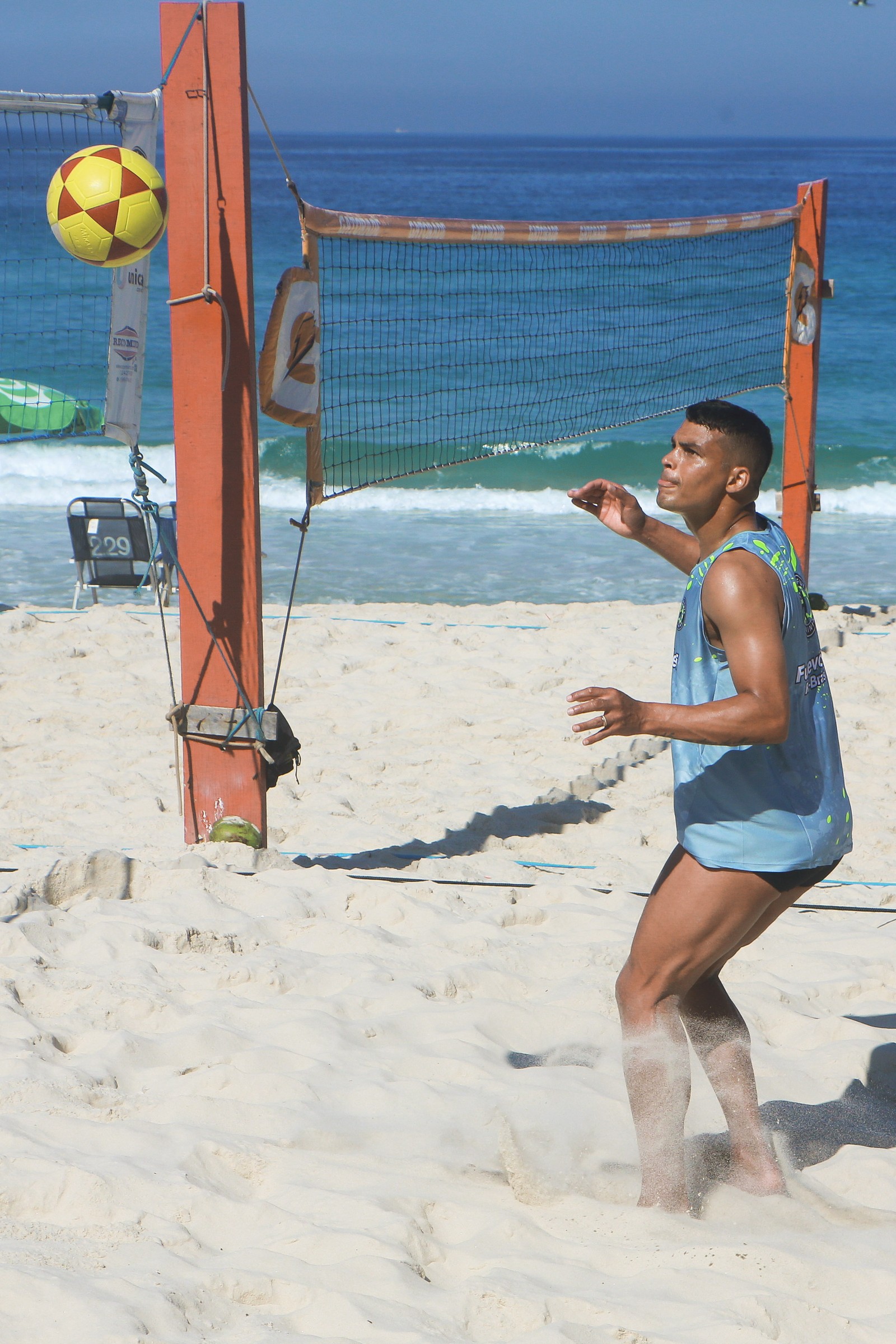 Thiago Silva joga futvôlei no Rio — Foto: Dilson Silva/ AgNews
