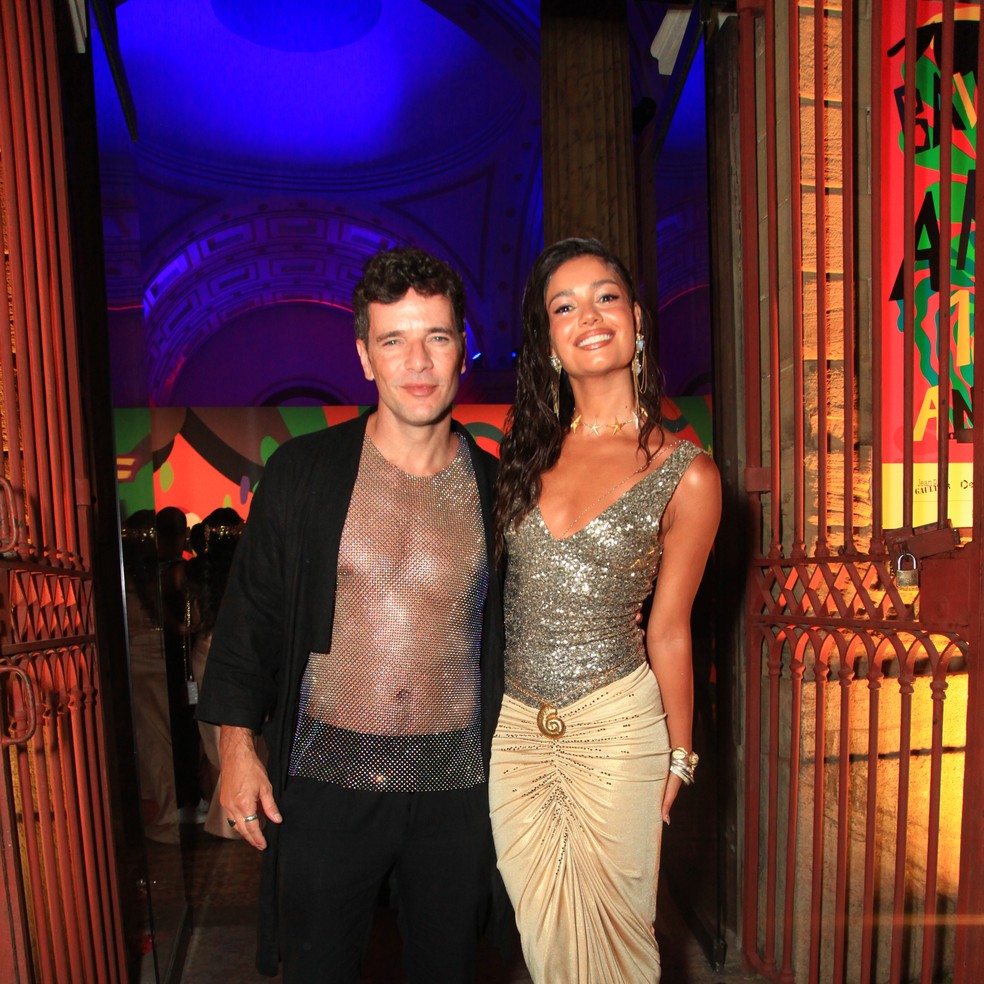 Daniel Oliveira e Sophie Charlotte no Baile da Arara — Foto: Marcelo Sá Barretto e Fabrício Pioyani/AgNews