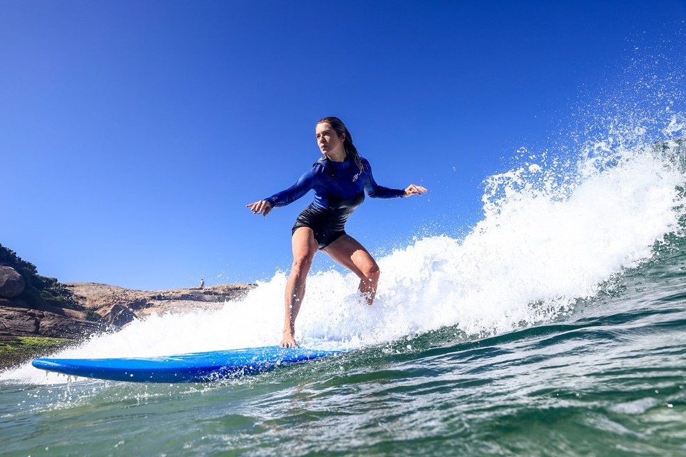 Leticia Spiller surfando na praia — Foto: Reprodução/Instagram/@zerodoiszoom e @fortalecimento1