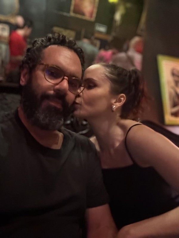 Discreta, Débora Falabella posta cliques com o marido e se declara ...
