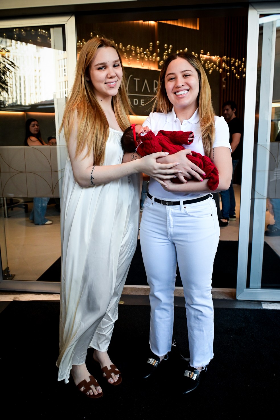 Mari Fernandez e Júlia Ribeiro deixam a maternidade com a filha Isabella — Foto: Patrícia Devoraes/Brazil News