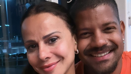 Viviane Araujo ignora declarações do ex e curte noitada com o marido: 'Amor meu'