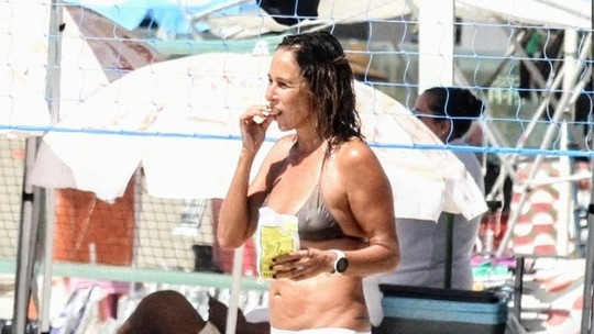 Andréa Beltrão joga altinha comendo biscoito em praia no Rio
