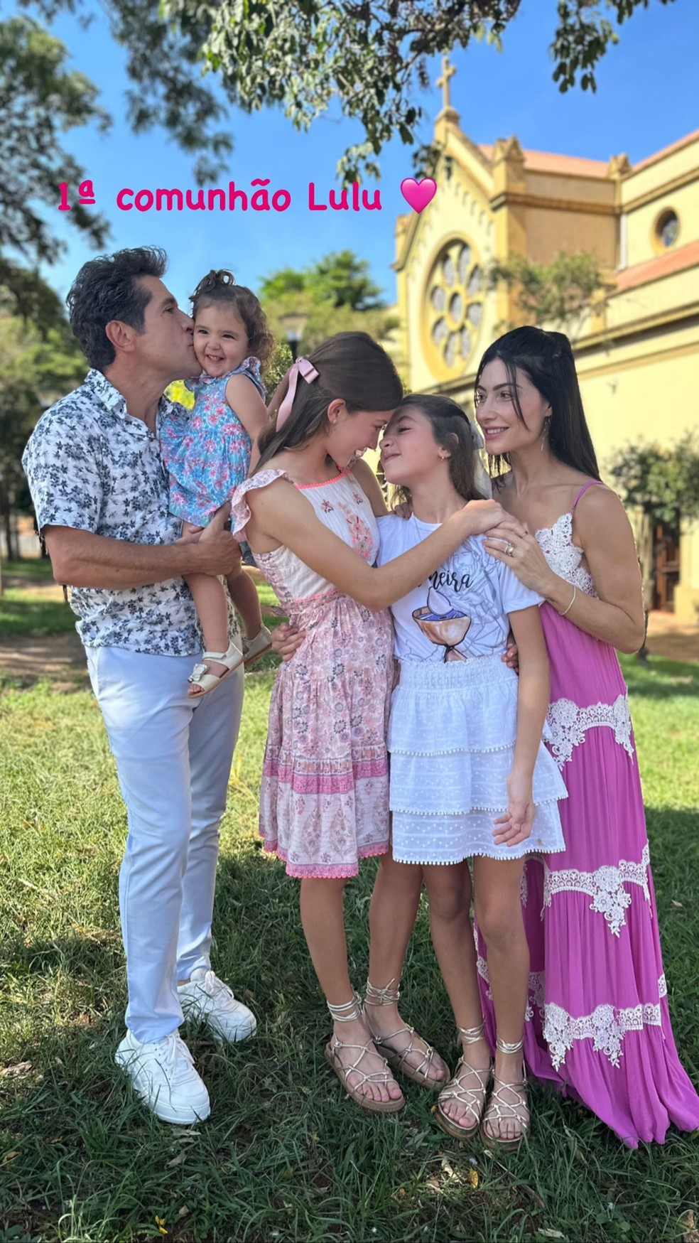 Daniel e Aline de Pádua com as filhas, Lara, Luiza e Olívia — Foto: Instagram