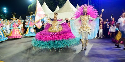 Musa da Dragões impressiona com fantasia de R$ 40 mil com 20 mil