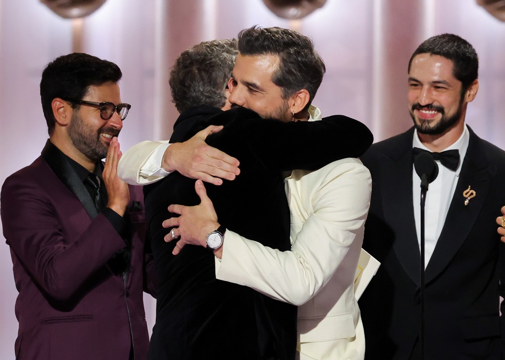 Kleber Mendonça Filho e Wagner Moura comemora vitória de 'O Agente Secreto' no Globo de Ouro 2026 — Foto: Getty Images