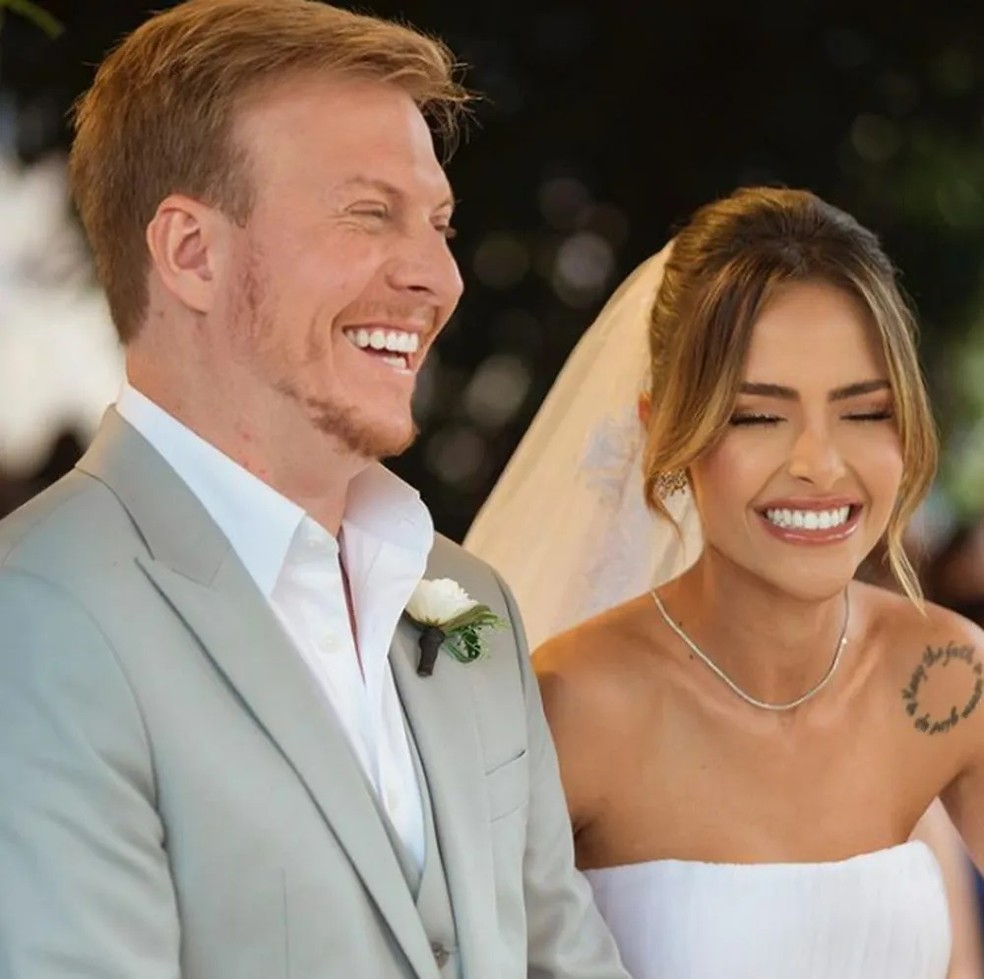 Téo Teló e Gabi Luthai em cerimônia de casamento realizada em setembro de 2022 — Foto: Reprodução/Instagram