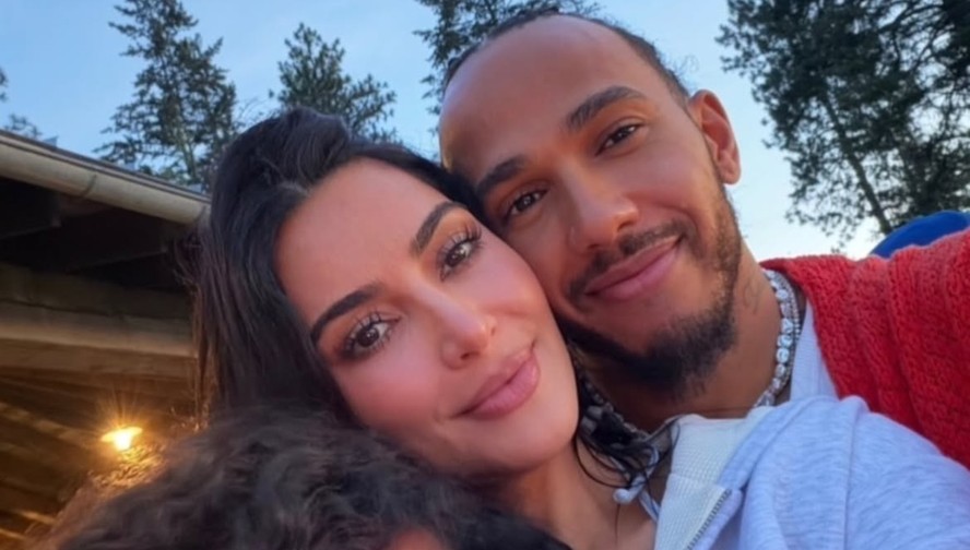 Kim Kardashian divide álbum de momentos em família com Lewis Hamilton