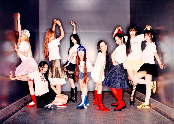 TWICE lança 'STRATEGY', seu 14º mini álbum, com participação de