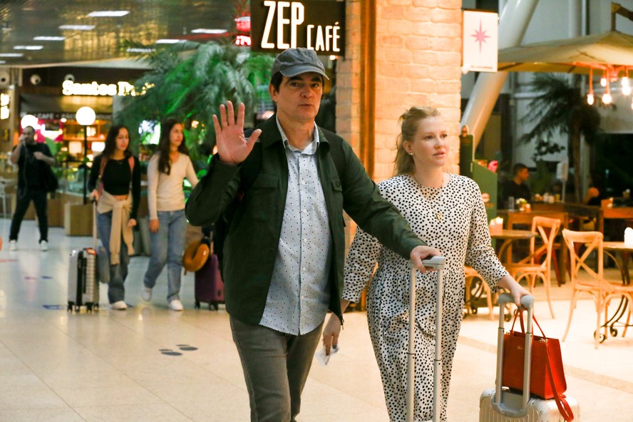 Samuel Rosa faz rara aparição com esposa em aeroporto no Rio de Janeiro ...