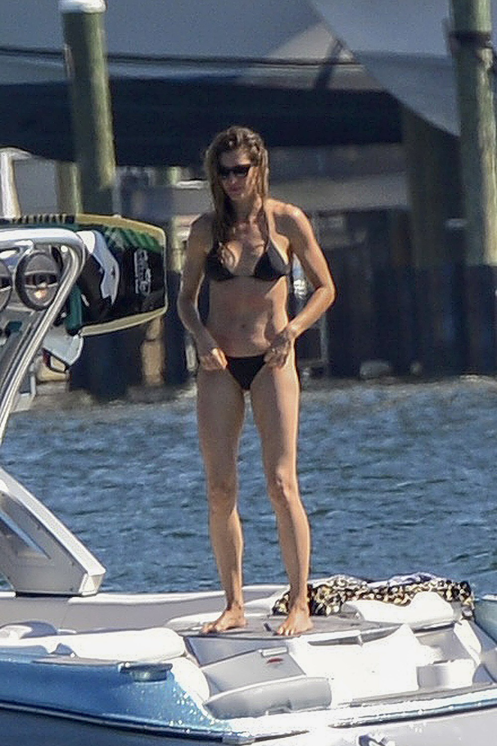 Gisele Bündchen pratica wake board em passeio de lancha em Miami
